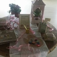 Mesa libro firmas y árbol huellas