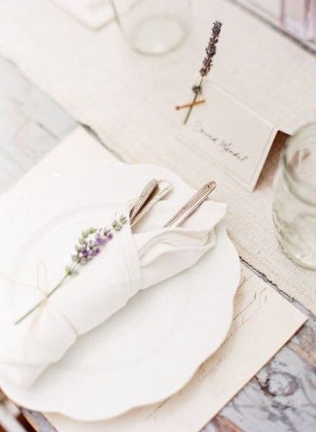 Cartelitos marca sitio con nombre de invitado con ramita de lavanda seca.