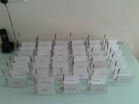 Cartelitos marca sitio con nombre de invitado con ramita de lavanda seca (2).