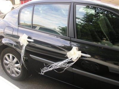 coche negro con flores 4