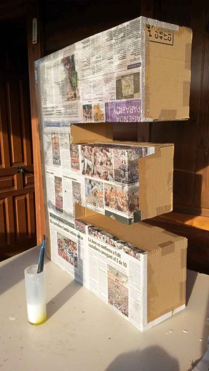 Forrando con papel de periódico para darle dureza y una mayor resistencia