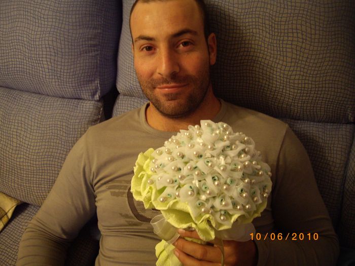 el novio con el bouquet de alfileres