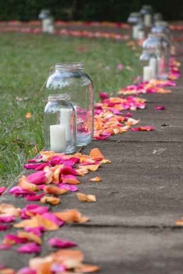 Sin alfombra, solo petalos y velas?