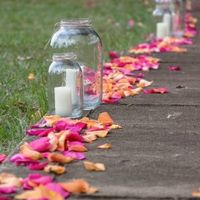 Sin alfombra, solo petalos y velas?