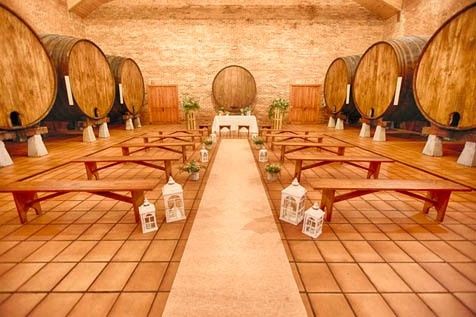 Lugar de la ceremonia. Me dan los bancos, la alfombra y el altar con sillas
