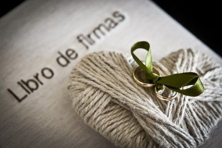 anillos y libro firmas