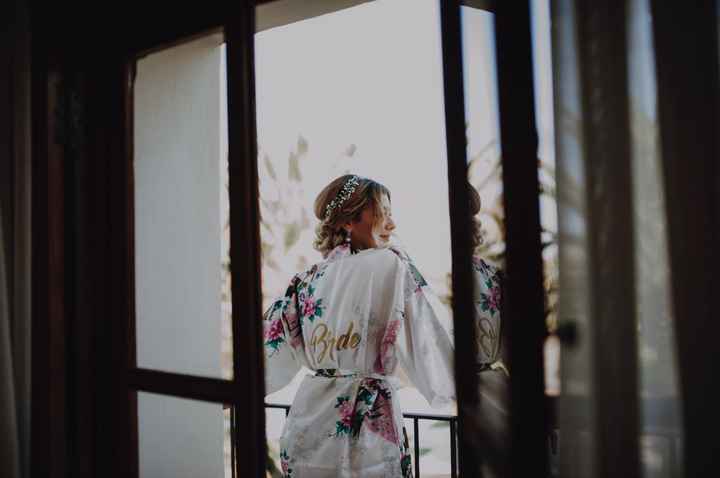 Bata, camisón, lencería de novia... - 1