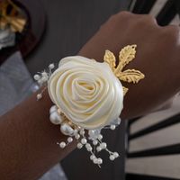 ¿Qué llevan en las manos las damas de honor? - 1