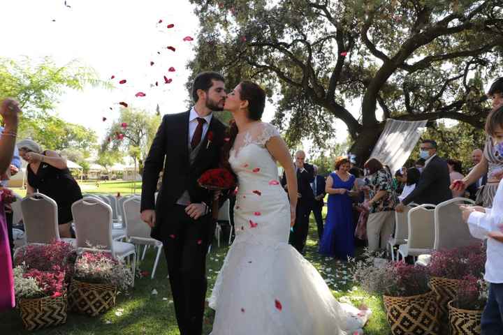 Fotos boda con petalos o confeti o arroz - 1
