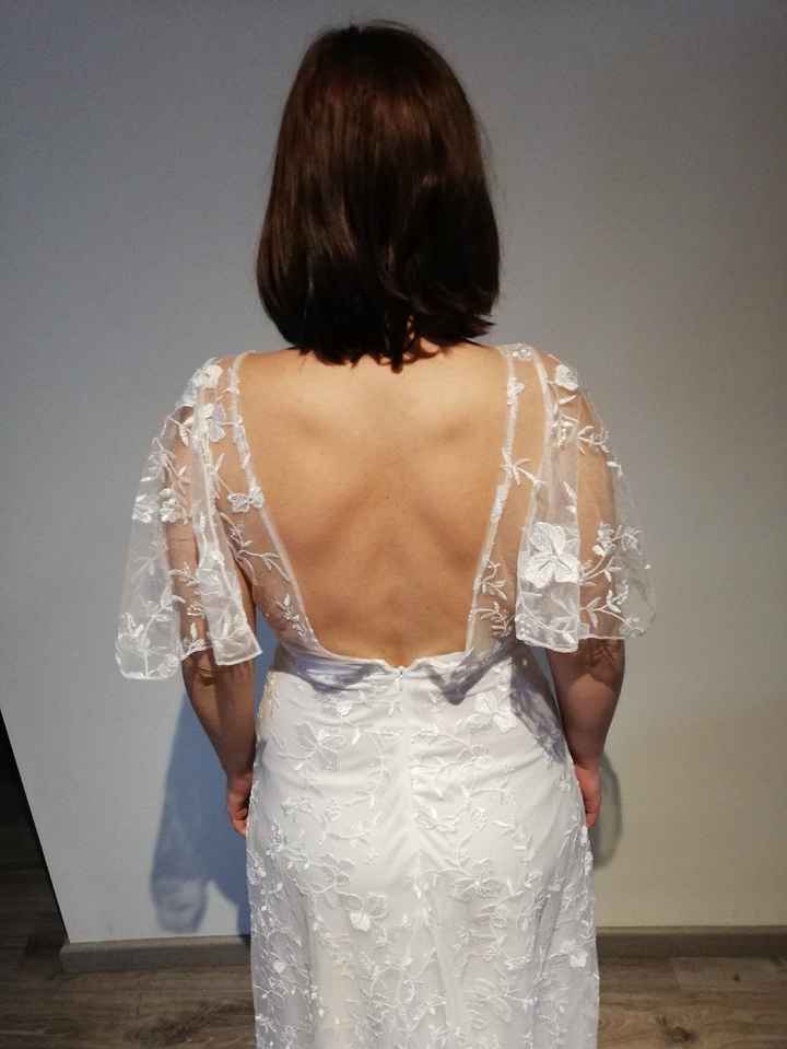 Otra foto de espalda con esa cremallera mal rematada.