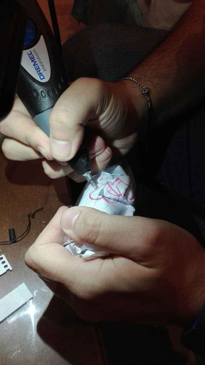 Ricardo y su paciencia haciendo corazones