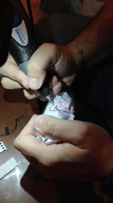 Ricardo y su paciencia haciendo corazones