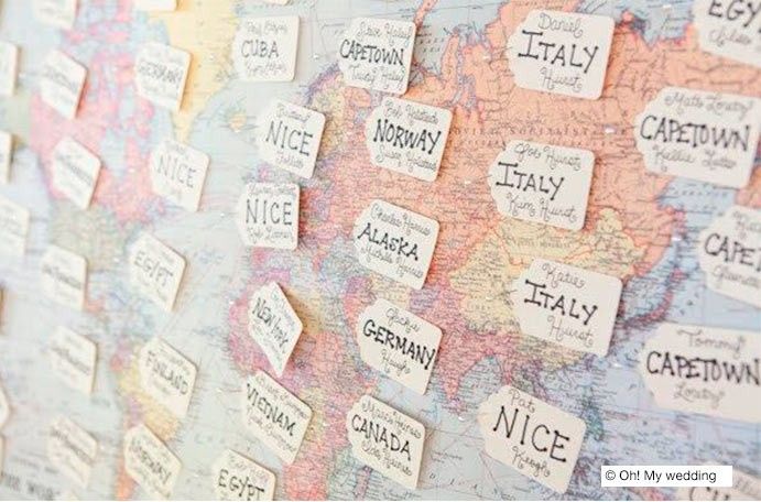 Un mapamundi grande, y una etiquetas con la forma que quieras, y las mesas con nombres de los países