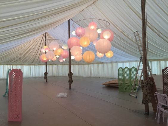 Toque moderno, con aros de plástico moldeable, y globos de papel de colores cálidos