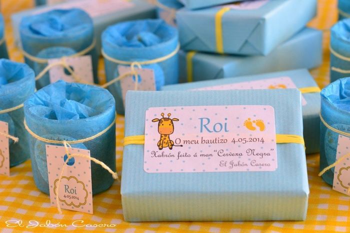 Con papel de regalo y la vela con papel de gasa