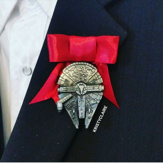 https://www.etsy.com/es/listing/293782063/star-wars-millennium-falcon-boutonniere?ref=related-1