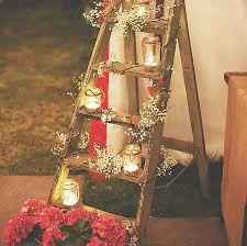 escalera, tarros con velas y flores