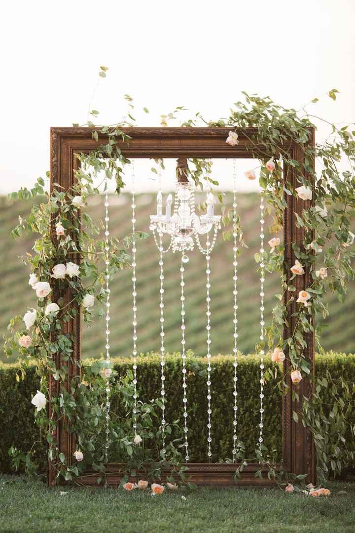 Con pales de madera, haceis la forma de un cuadro y lo pintais, se decora con flores enroscadas fals