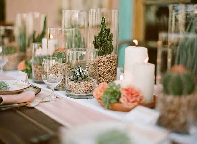 Lentejas, cactus, vasos altos de cristal y velas