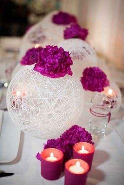 Centro de mesa, con globos, flores de papel, hilo, cola blanca y velas