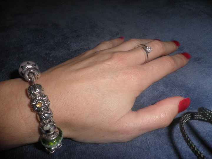 Pulsera y anillo de compromiso.