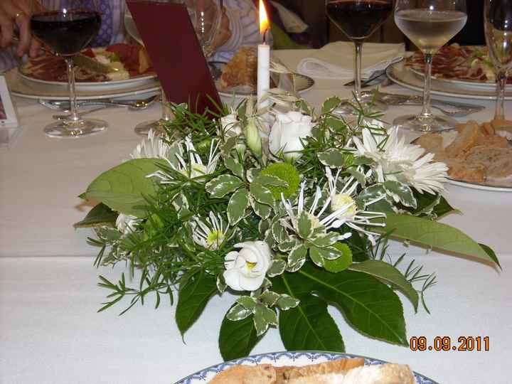Decoración floral de la mesas.