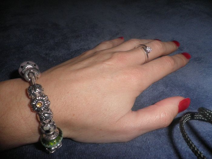 Pulsera y anillo de compromiso.
