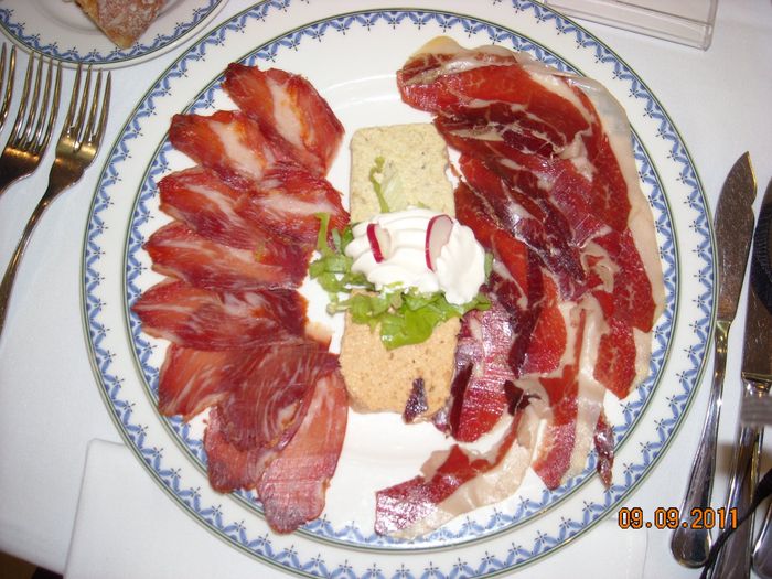 Jamón, lomo, pastel y pudin.