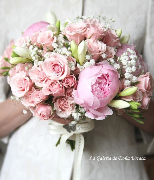 Ramo Rosas, peonías, freesias y paniculata