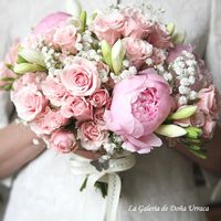Ramo Rosas, peonías, freesias y paniculata