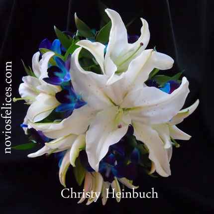 LILIUM BLANCOS Y ORQUIDEAS AZULES