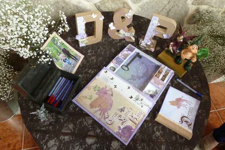 Mesa libro firmas, libro e iniciales hechos por mi hermana