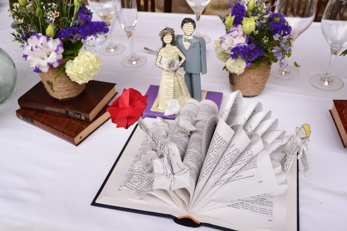 Mesa presidencial con centro libro y novios libro