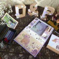 Mesa libro firmas, libro e iniciales hechos por mi hermana