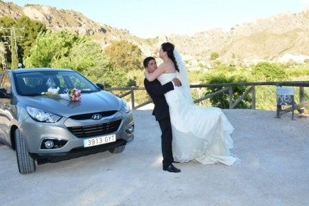 con el coche de novios