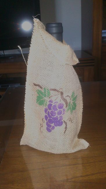 botella de vino con tela de saco