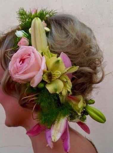 ¿adorno floral en el pelo?' - 1