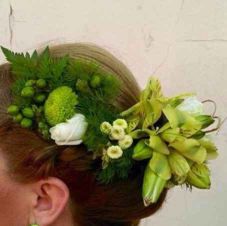 ¿adorno floral en el pelo?' - 2