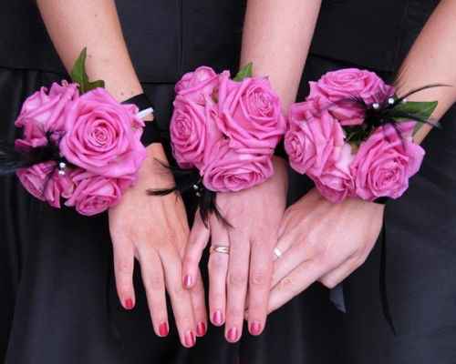 Pulsera de flores para llevar el día de la boda. - 1