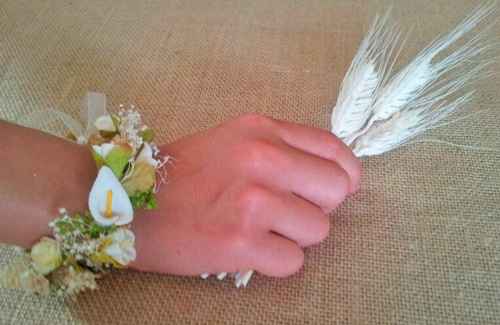 Pulsera de flores para llevar el día de la boda. - 2