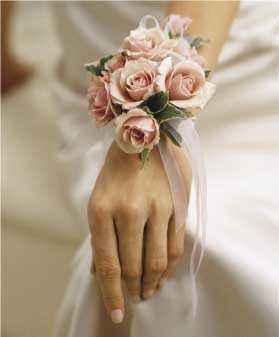 Pulsera de flores para llevar el día de la boda. - 3