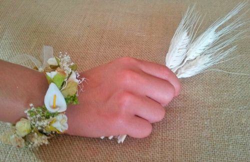 Pulsera de flores para llevar el día de la boda. - 2