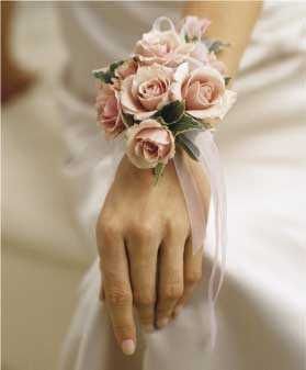 Pulsera de flores para llevar el día de la boda. - 3