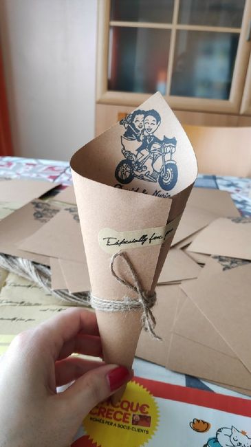 Mañana de manualidades, conos y pétalos! - 1