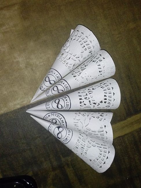 Conos hechos con blondas y decorados con el sello personalizado