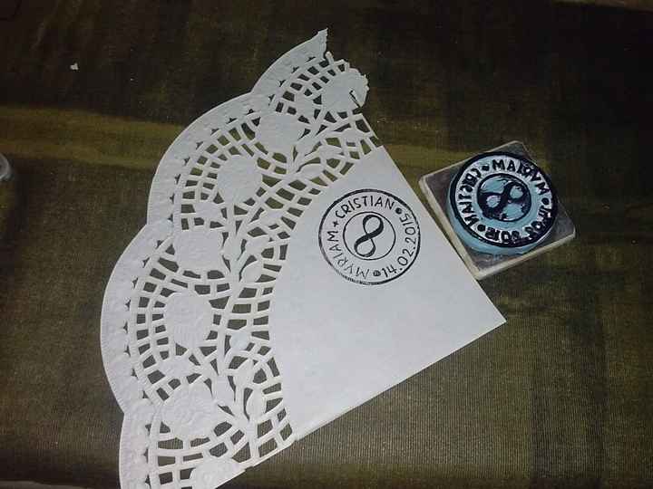 Blonda cortada con el sello personalizado