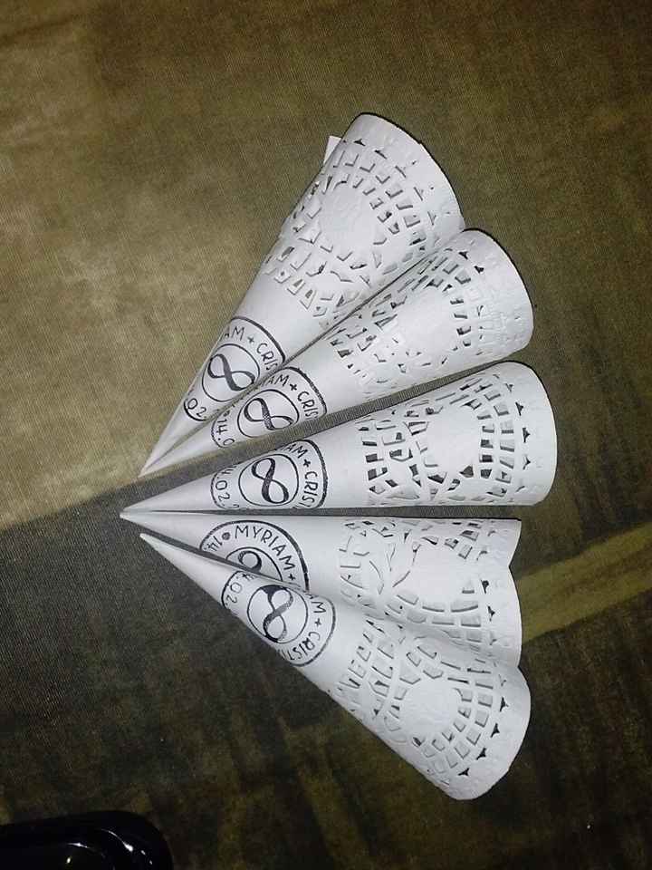 Conos hechos con blondas y decorados con el sello personalizado
