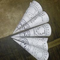 Conos hechos con blondas y decorados con el sello personalizado
