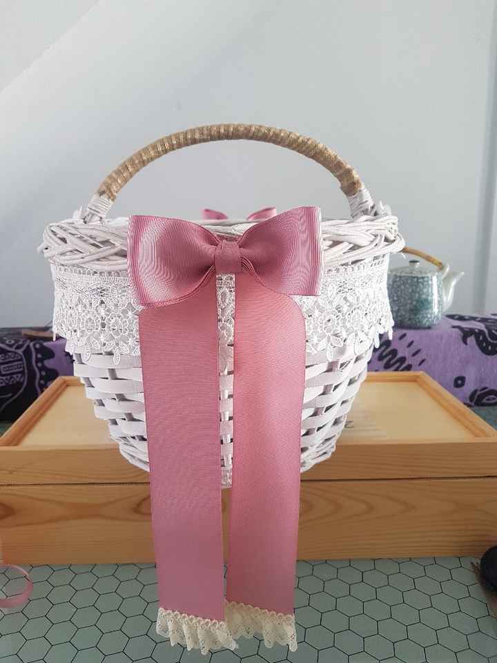 cesta para llevar regalitos de invitadas - 1