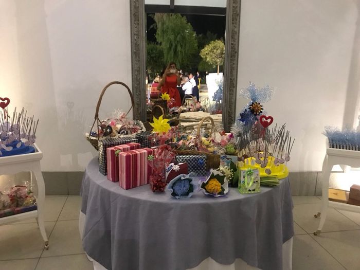mesa decoración con todos los regalos